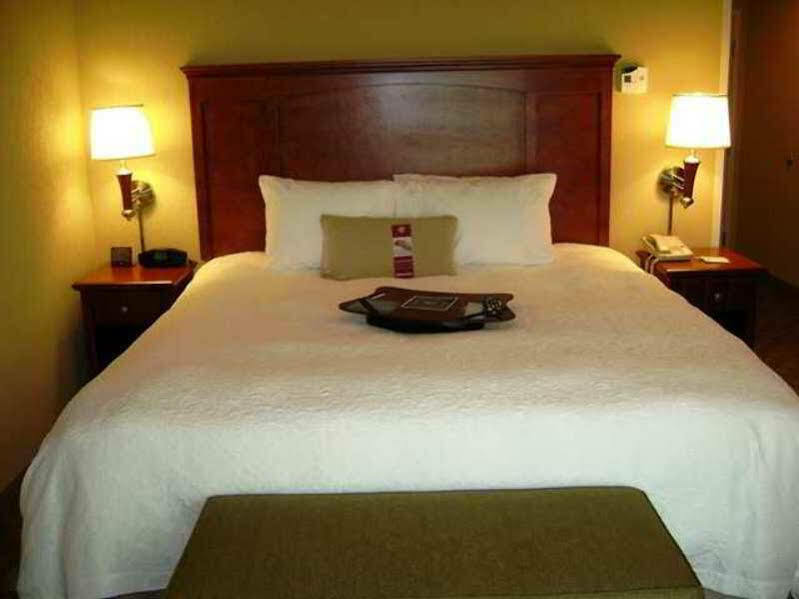 Hampton Inn & Suites Падука Екстериор снимка